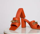 Klobige Pantoletten aus Kunstleder mit Kettengliedern