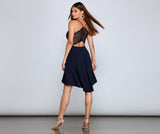 Vestido de crepé con corte alto y bajo que fluye