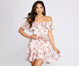 Verspieltes, schulterfreies Chiffon-Minikleid mit Blütenblättern