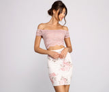 Romantisches schulterfreies Minikleid mit Blumenmuster und Spitze