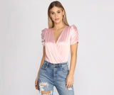 Geraffter Body mit Chorhemd aus Satin