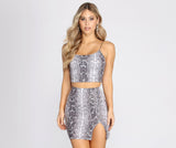 Kurzes Top mit Pailletten und Schlangenmuster