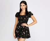 Minivestido floral con cuello cuadrado