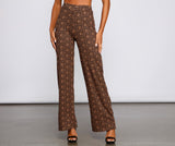 Pantalones anchos con un toque chic y moderno