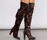 Overknee-Stiefel aus Samt mit Leopardenmuster