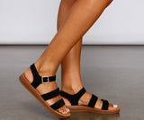 Sandalen mit drei Riemen und mühelosem Stil