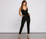 Stilvoller Jumpsuit mit schmaler Taille und Bindegürtel